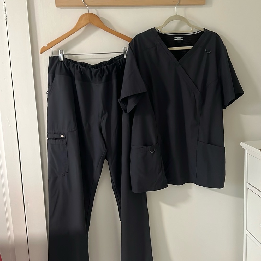 Elle Scrubs Size 2X complete 3 piece set including jacket GRAY